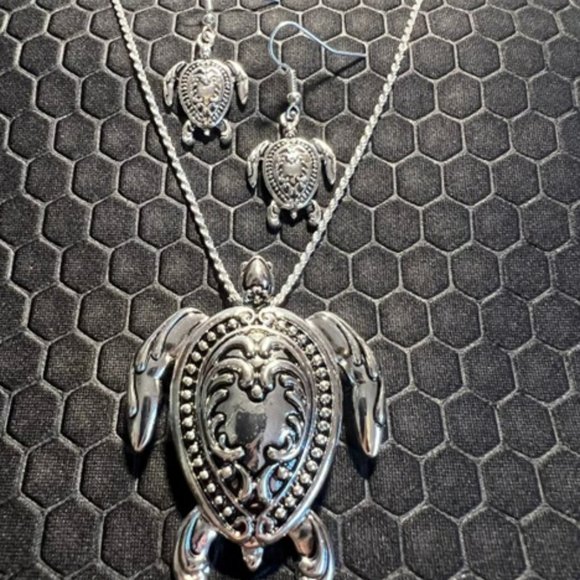 Sterling Silver Traditional Turtle Necklace and Earrings18K White Gold Plated - Picture 1 of 1